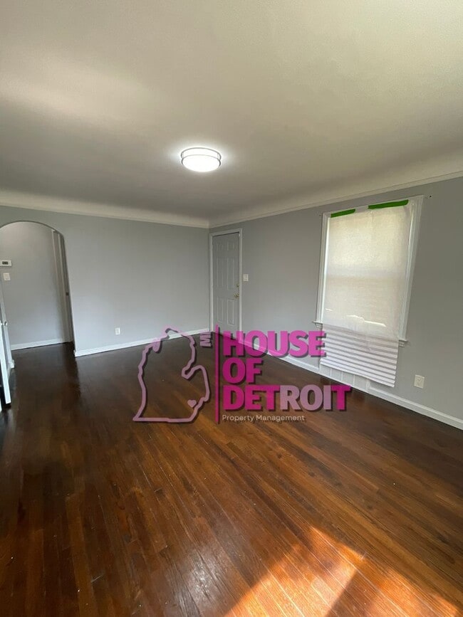 Building Photo - 3 BEDROOM | 2 BATH | FREE PRE SCREEN