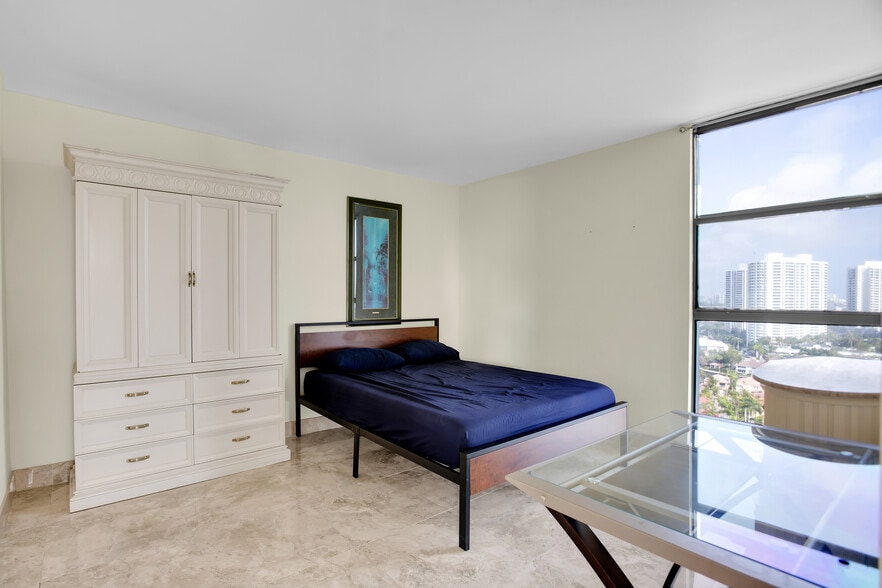 Guest Bedroom - 3701 N Country Club Dr