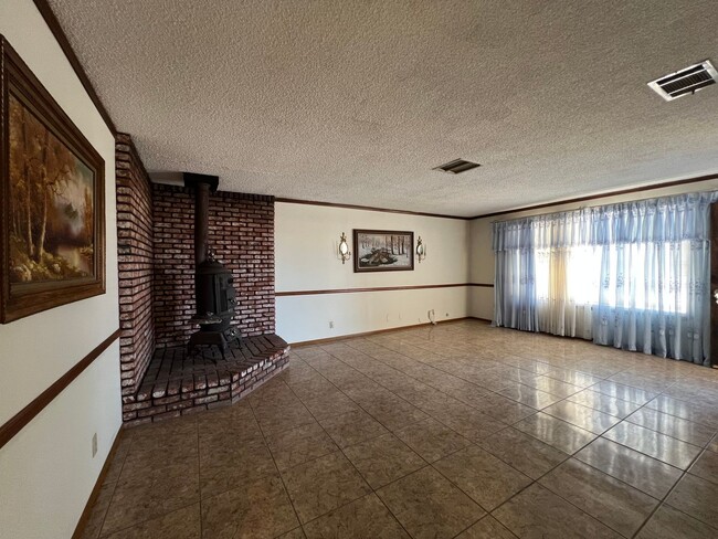 Building Photo - 3 Bedroom 2 Bathroom House with RV Parking...