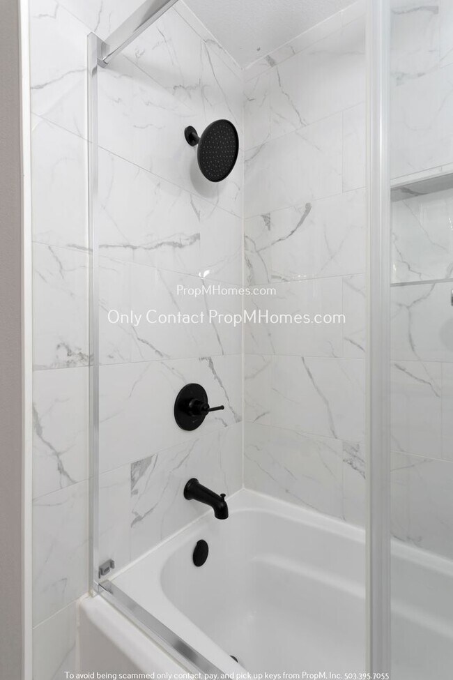 Building Photo - Charming Portland Retreat: Spacious Home w...