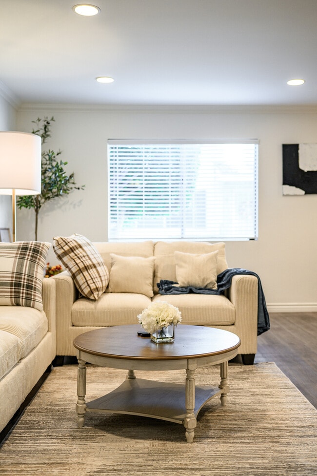 Building Photo - 734 Claraday St