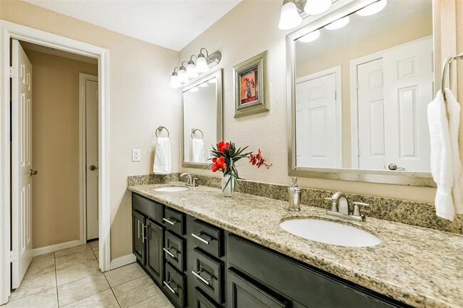 Building Photo - 2255 Braeswood Park Dr