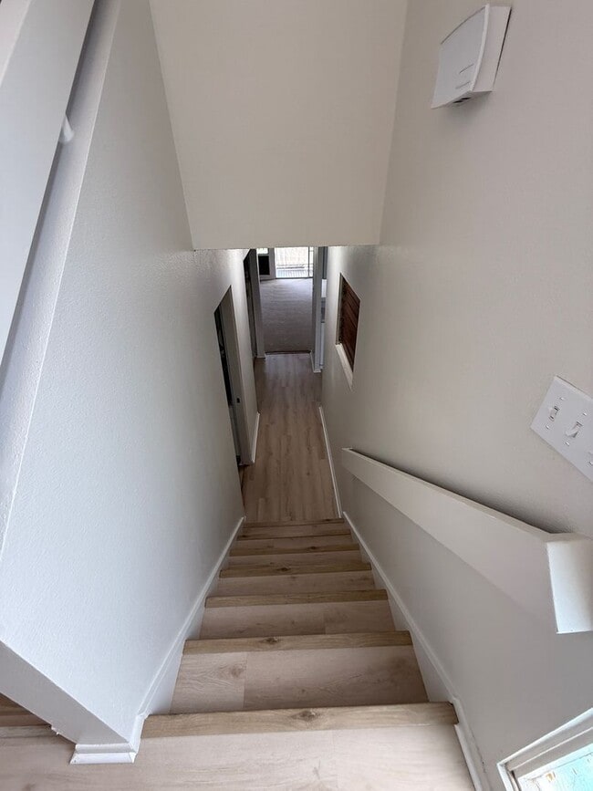 Building Photo - Hillside Terrace 2 bedroom 1.5 bath with t...