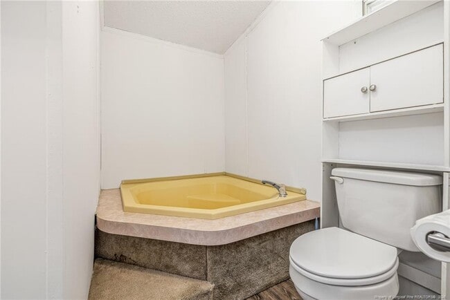 Building Photo - 105 Valley Forge Way N