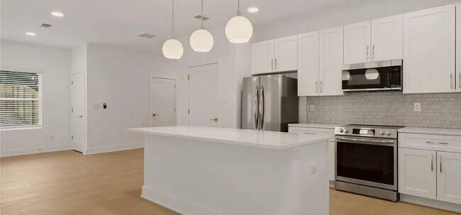 Building Photo - 6202 Linda Vista Ln