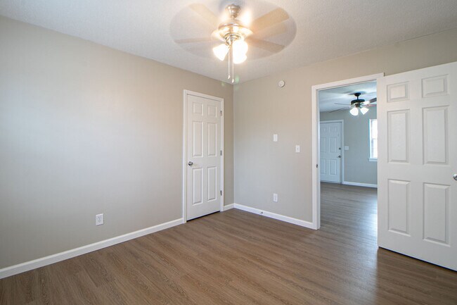 Building Photo - 8-408 Thompsonville Ln