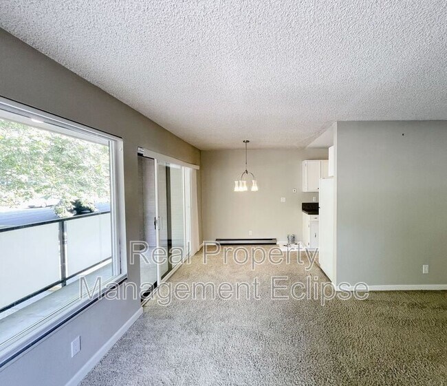 Building Photo - 321 Bellevue Way SE