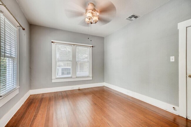 Building Photo - 826 W Mulberry Ave
