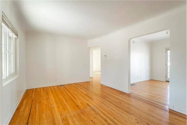Building Photo - 1109 Lafayette Dr NE