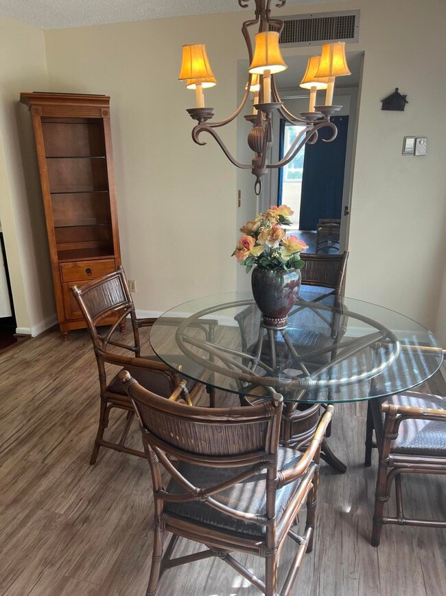 Building Photo - 522 Capri K