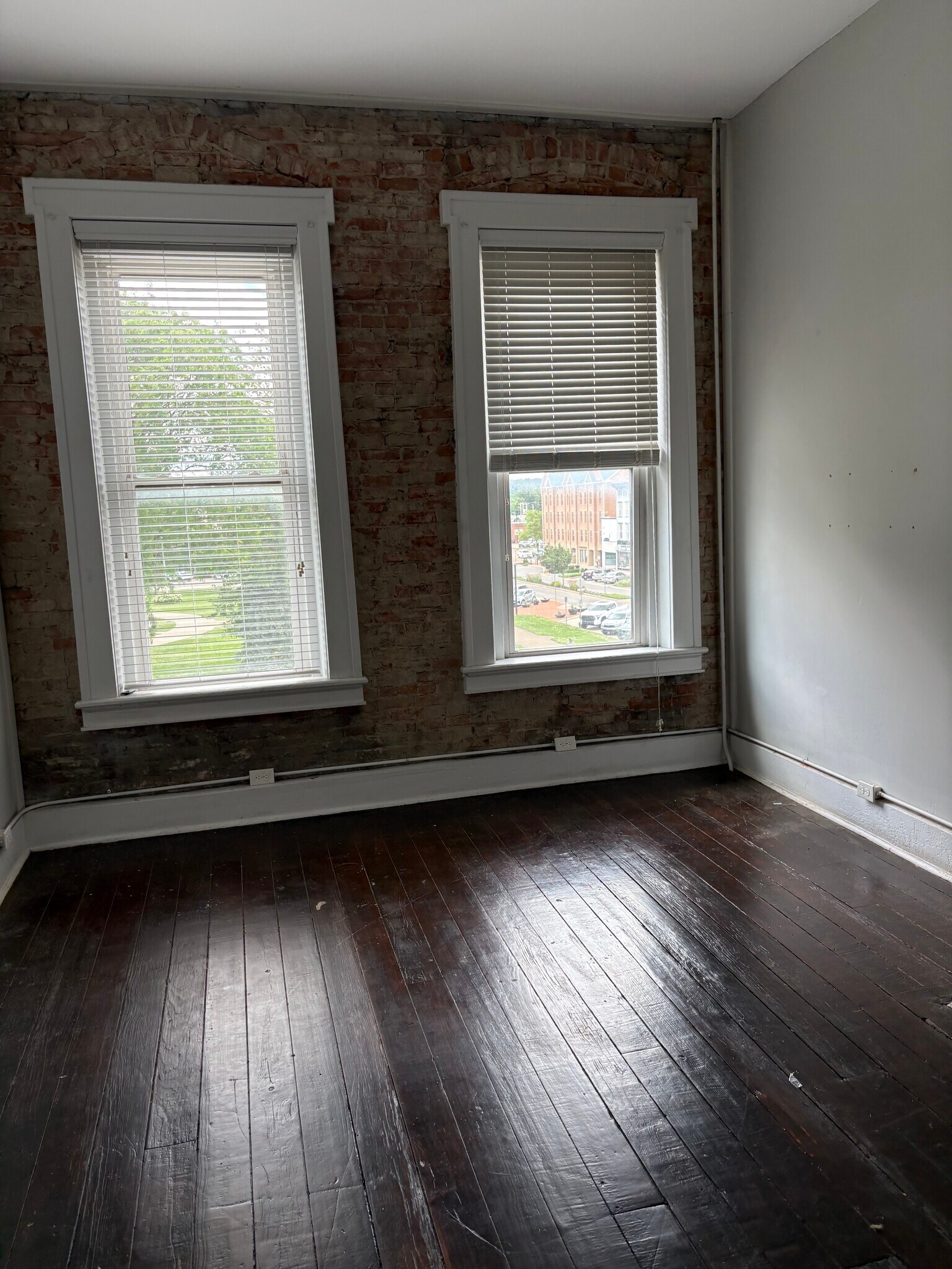 Building Photo - 10 N Park Pl