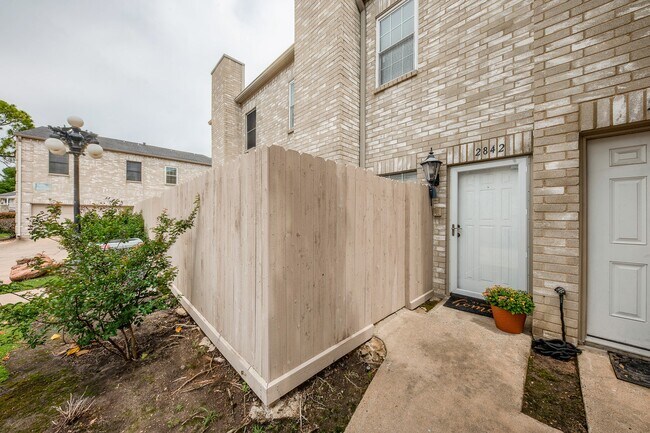 Building Photo - 2842 Holly Hall St