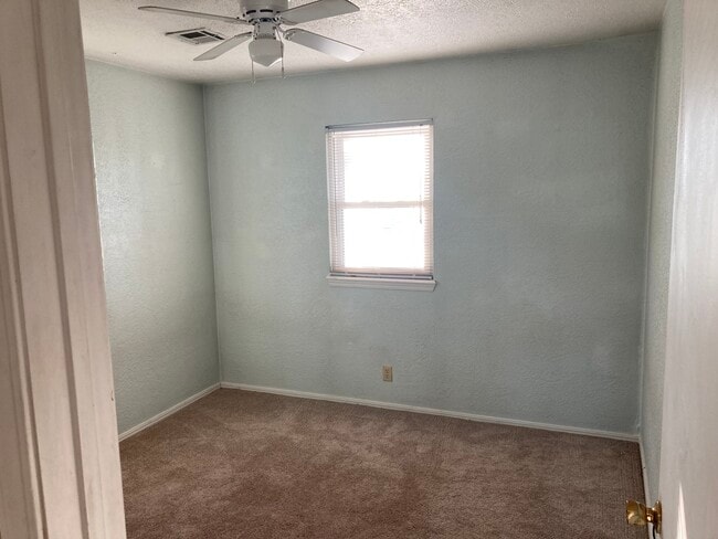 Building Photo - 2402 Spruce Dr