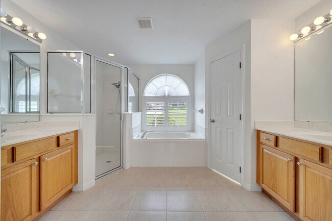 Building Photo - Stunning 4/3 with Fence Enclosed Yard in t...