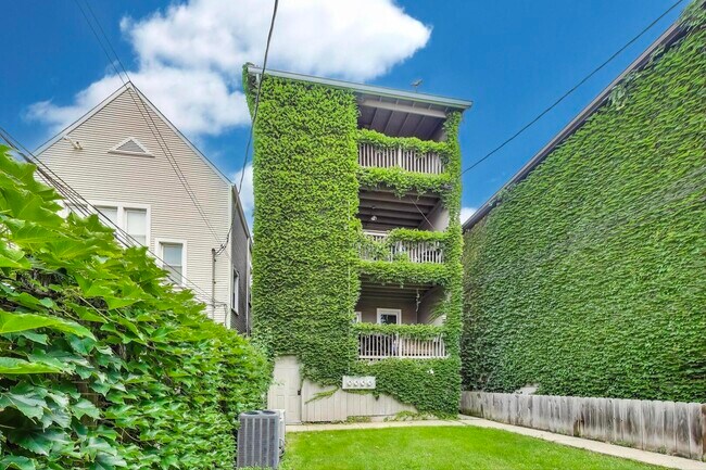 Building Photo - 1437 W Oakdale Ave