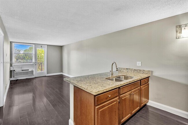 Building Photo - 2701 Riverside Dr