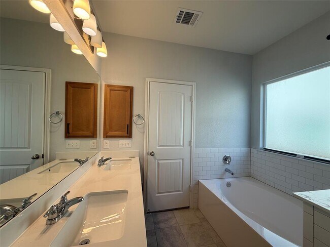 Building Photo - 216 Bougainvillea Lp