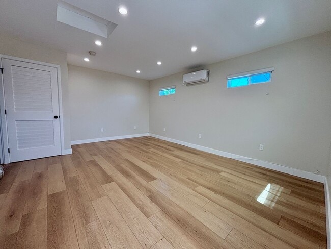 Building Photo - Private, Cozy, Backhouse Studio Located In...