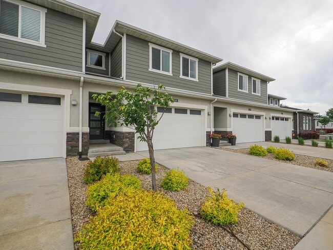 Building Photo - 3 Bedroom, 2.5 Bathroom Riverton Town Home