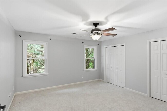 Building Photo - 4563 Fountain Dr NE
