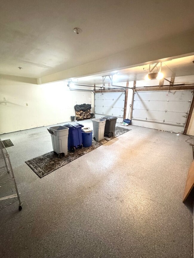 Building Photo - GRAND FIVE BEDROOM HOME