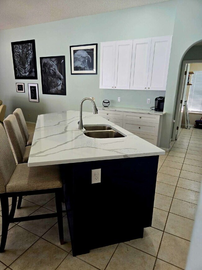 Building Photo - 4/2 Pool Home with pool service included