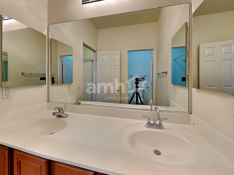 Building Photo - 14610 W Acapulco Ln