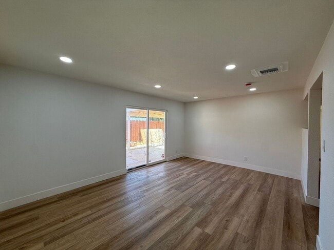 Building Photo - 1105 E Ave J 4