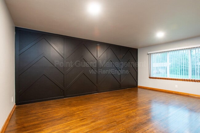 Building Photo - 6102 E Oakwood Dr