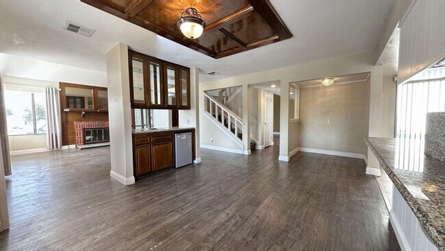 Building Photo - Custom Built 5 Bedroom 3 Bathroom Home in ...