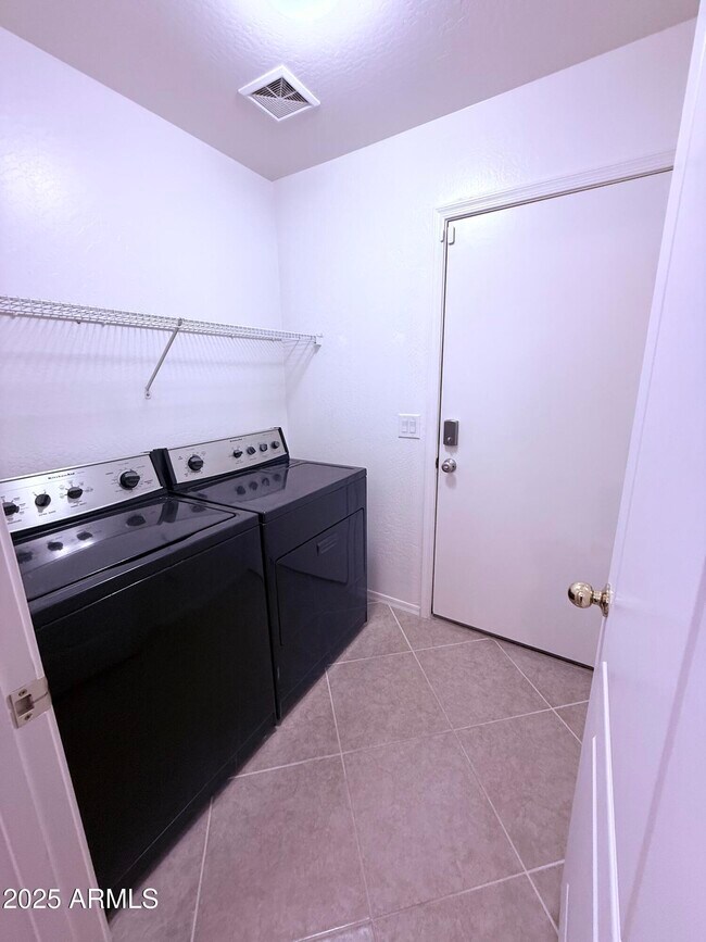 Building Photo - 320 Phantom Dr