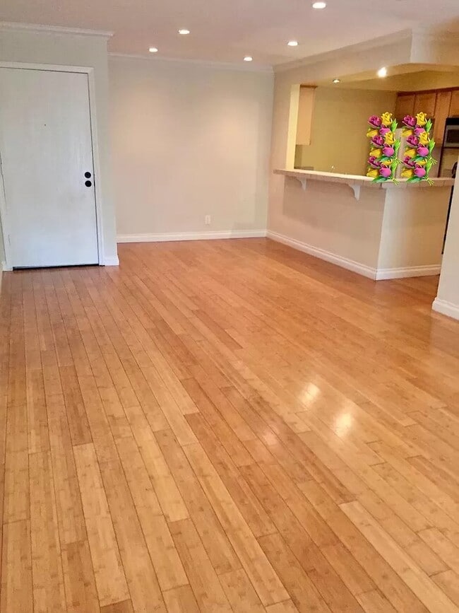 Building Photo - 4900 Overland Ave