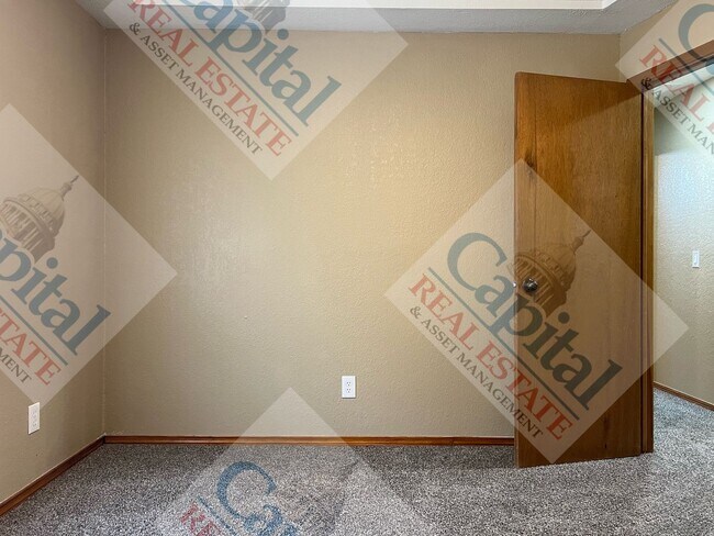 Building Photo - Charming 3 Bedroom