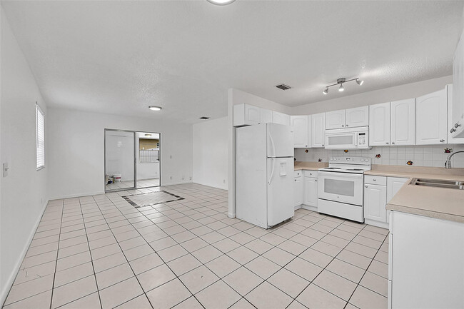 Building Photo - 604 SW 6th Ave