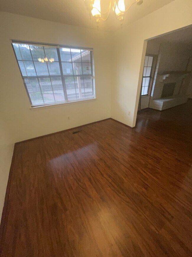 Building Photo - 1052 Monte Largo Dr NE