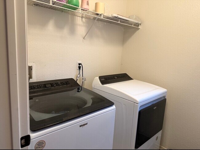 Building Photo - 30454 Silver Hawk Dr