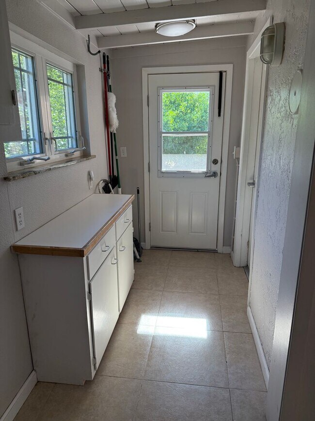 Building Photo - 3-bedroom, 2-bathroom home located in the desirable Garden Tract Subdivision