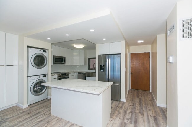 Building Photo - Canterbury Place - Fully renovated with hi...