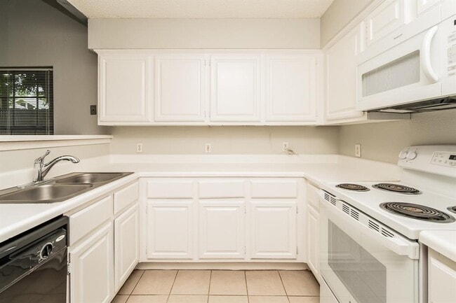 Building Photo - 200 Pecan Dr