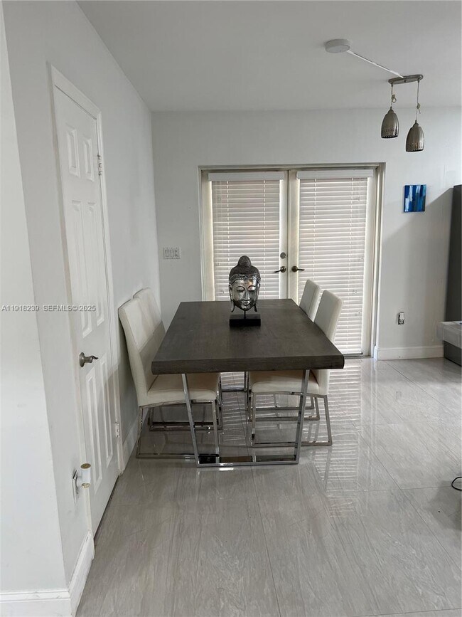 Building Photo - 6284 SW 26th St