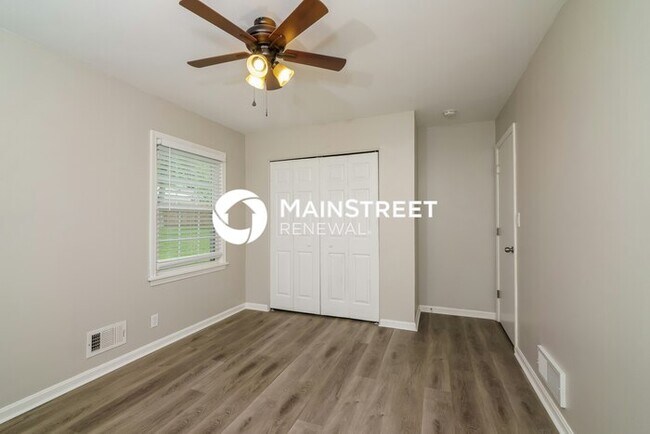 Building Photo - 4 Bedroom Pet-Friendly Home in LOUISVILLE,...