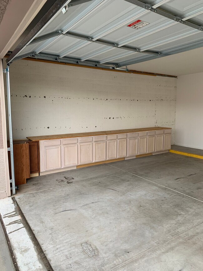 Building Photo - Very Nice 3 bedroom 2 bath home with a guest house