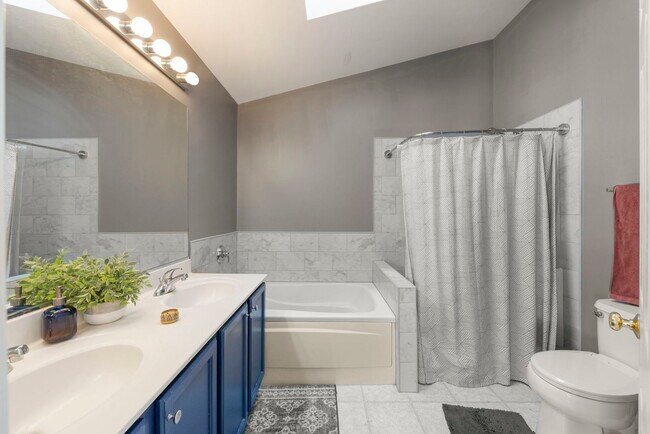 Building Photo - 2020 Juniper Ct