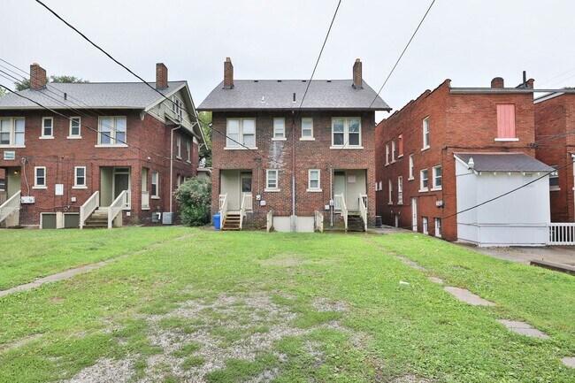 Building Photo - Central Campus - LARGE 4 Bedroom House with off-street parking