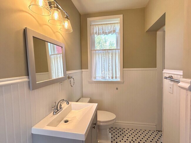 Building Photo - 90 S Main St