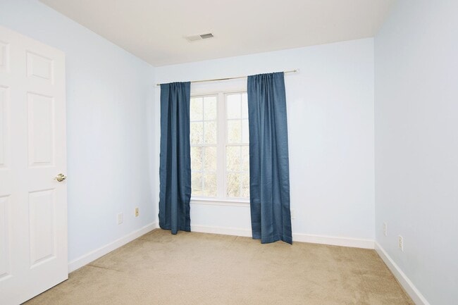 Building Photo - Cat-Friendly Forest Lakes South Townhome