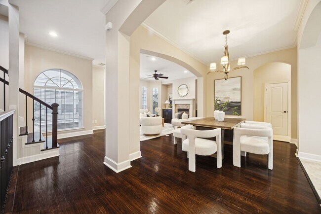 Building Photo - 5407 Lillian St