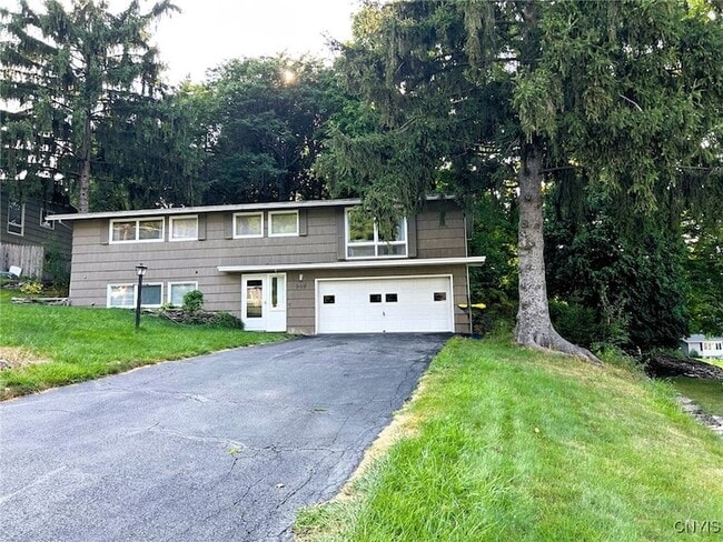 Building Photo - 302 Oakridge Dr