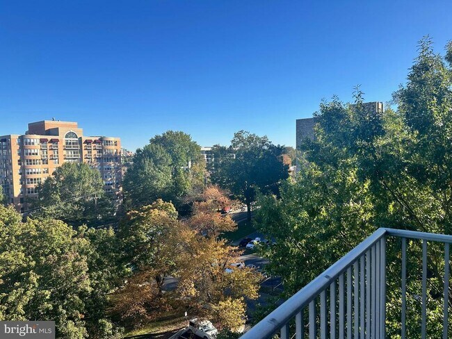 Building Photo - 8315 N Brook Ln