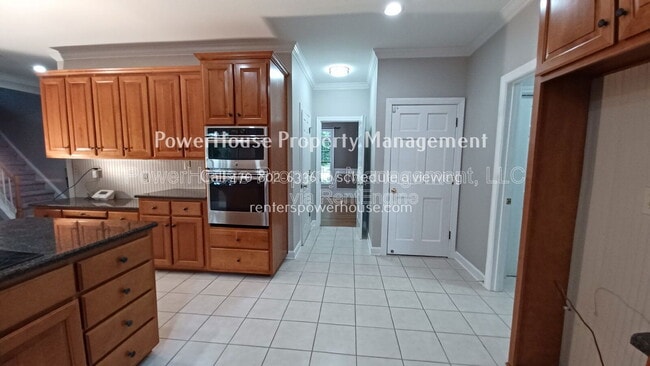 Building Photo - 5190 Southlake Dr